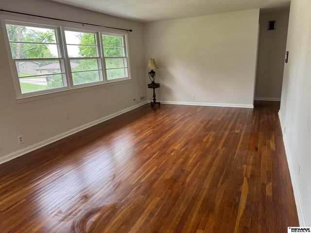 8809 Nicholas Street, Omaha, NE 68114