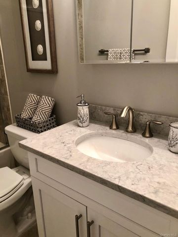 425 Newbridge Road 30, East Meadow, NY 11554