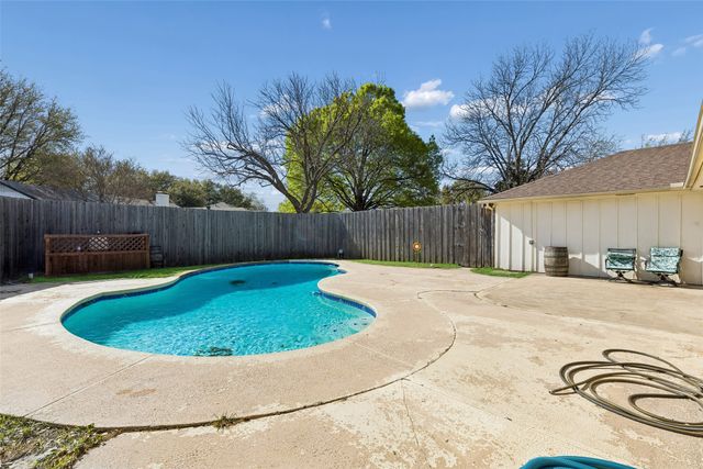 810 Meadowgate Drive, Garland, TX 75040