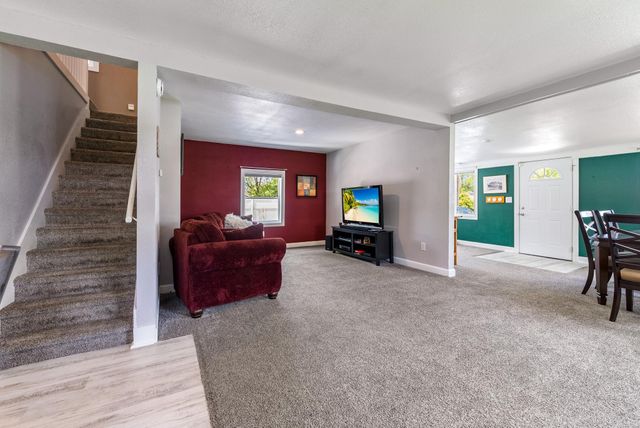 8629 E Hatchery Road, Syracuse, IN 46567