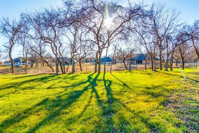 1000 Hennesay Park, Springtown, TX 76082