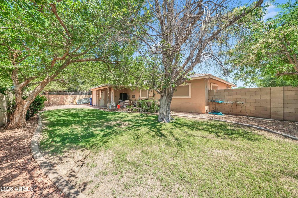 Image 25 of property listing at 3828 N 36TH Street, Phoenix, AZ 85018
