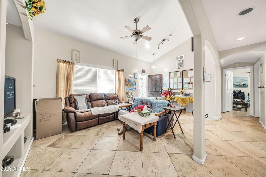 Image 6 of property listing at 3828 N 36TH Street, Phoenix, AZ 85018