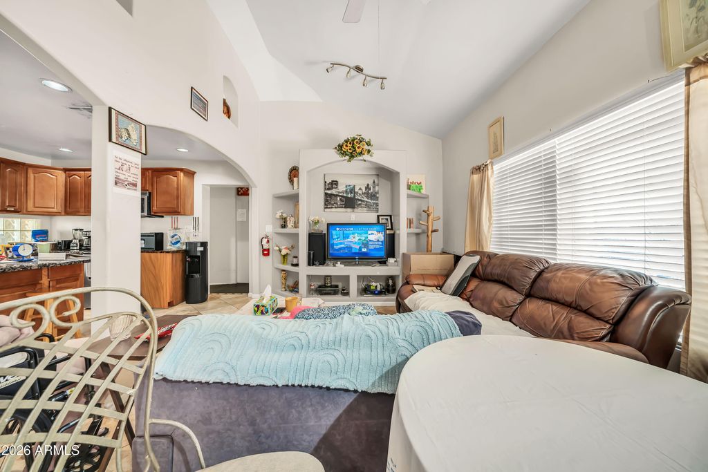 Image 7 of property listing at 3828 N 36TH Street, Phoenix, AZ 85018