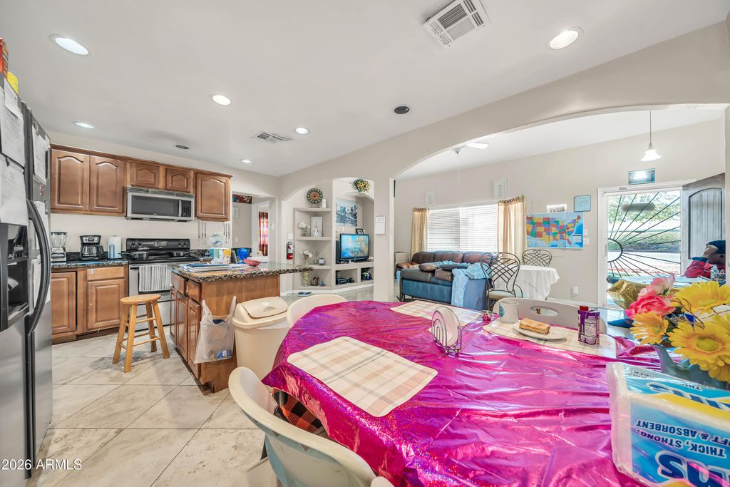 Image 8 of property listing at 3828 N 36TH Street, Phoenix, AZ 85018