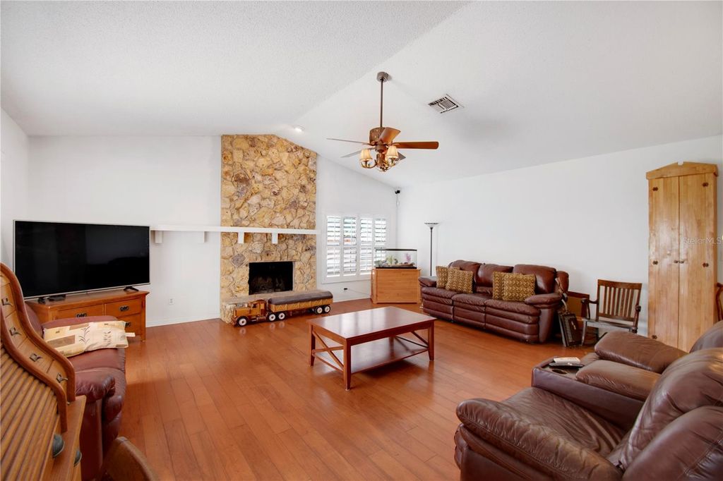 Image 6 of property listing at 8628 GRANADA BOULEVARD, Orlando, FL 32836