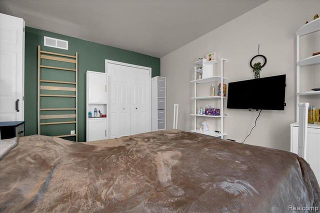 37346 Charter Oaks Boulevard, Clinton Township, MI 48036