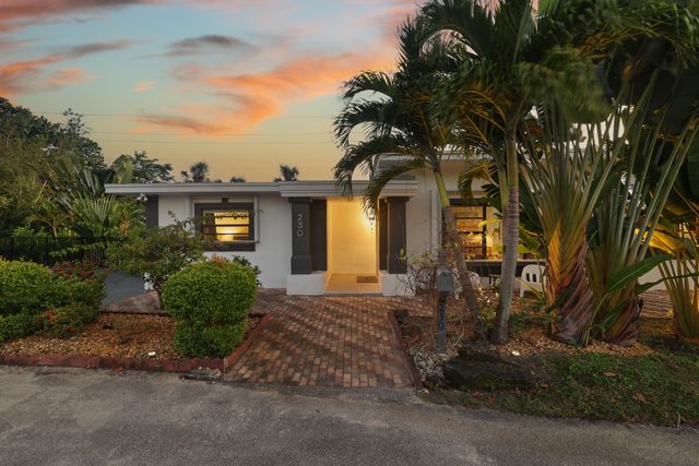 230 Seacrest Lane, Delray Beach, FL 33444