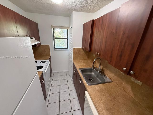6975 NW 179th St 204, Hialeah, FL 33015