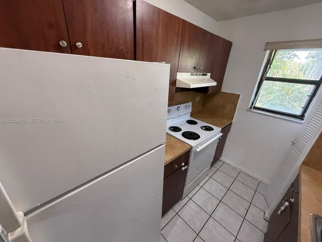 6975 NW 179th St 204, Hialeah, FL 33015