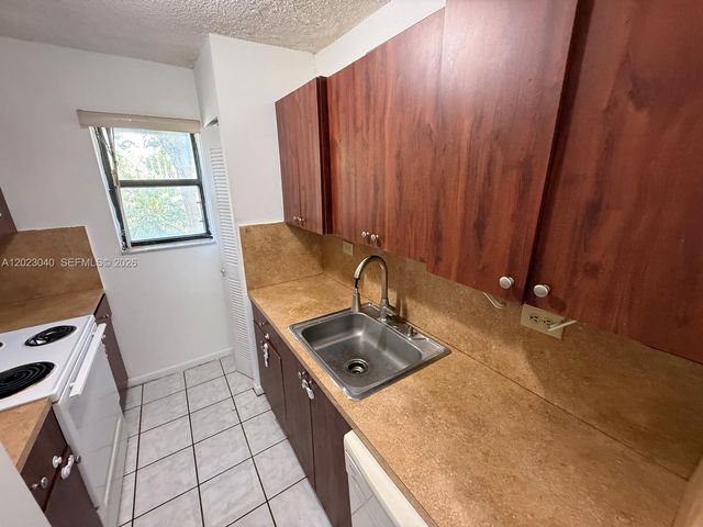 6975 NW 179th St 204, Hialeah, FL 33015