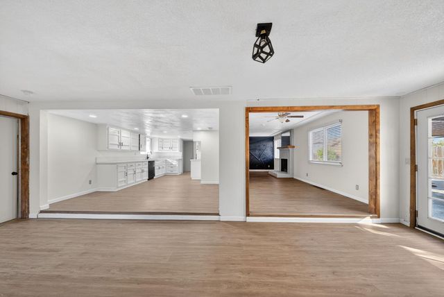 5675 E Ashlan Avenue, Fresno, CA 93727