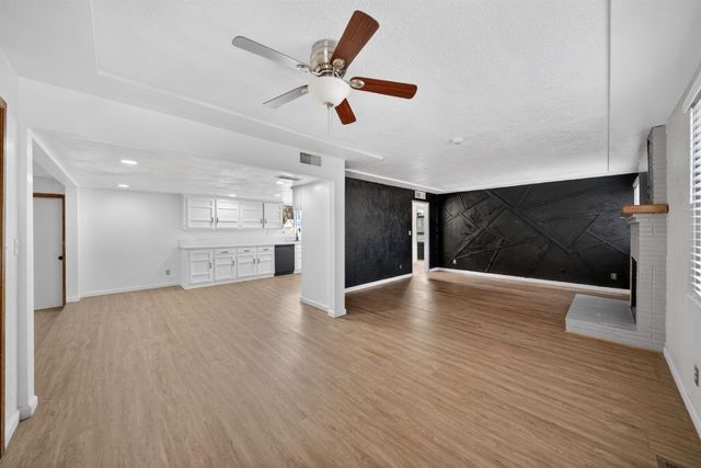 5675 E Ashlan Avenue, Fresno, CA 93727