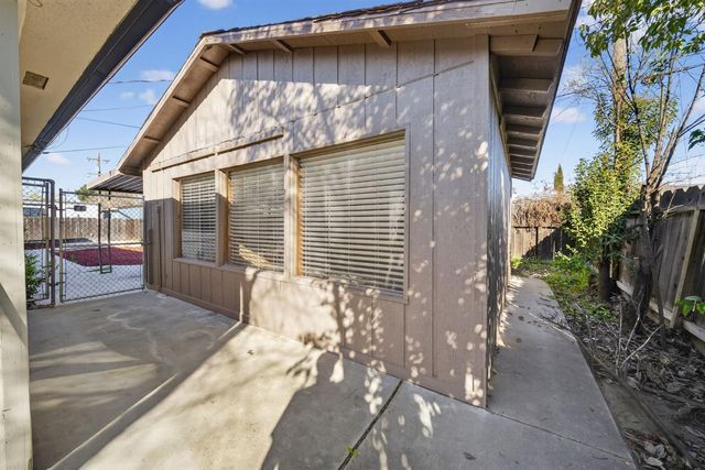 5675 E Ashlan Avenue, Fresno, CA 93727