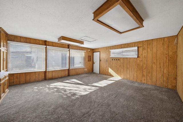 5675 E Ashlan Avenue, Fresno, CA 93727