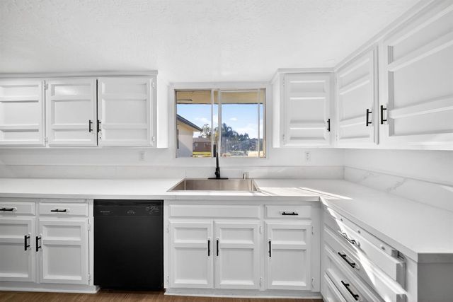 5675 E Ashlan Avenue, Fresno, CA 93727