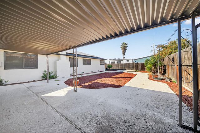 5675 E Ashlan Avenue, Fresno, CA 93727