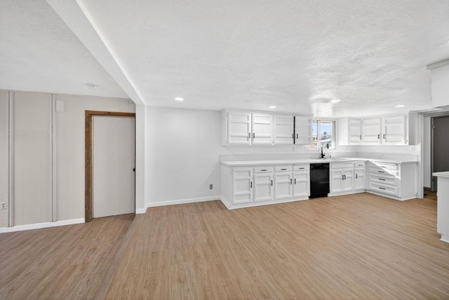 5675 E Ashlan Avenue, Fresno, CA 93727