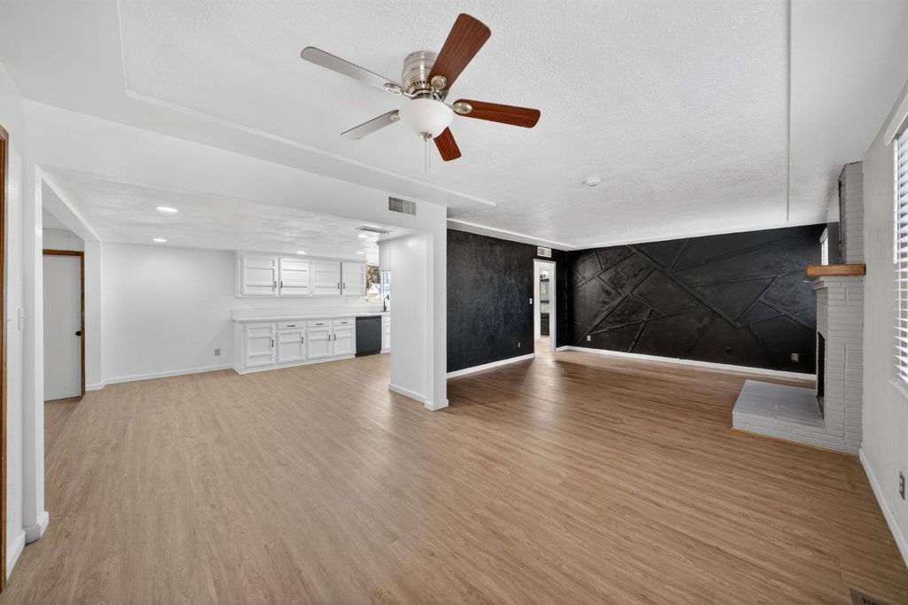 Image 12 of property listing at 5675 E Ashlan Avenue, Fresno, CA 93727