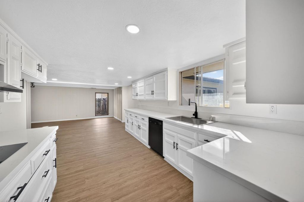 Image 3 of property listing at 5675 E Ashlan Avenue, Fresno, CA 93727