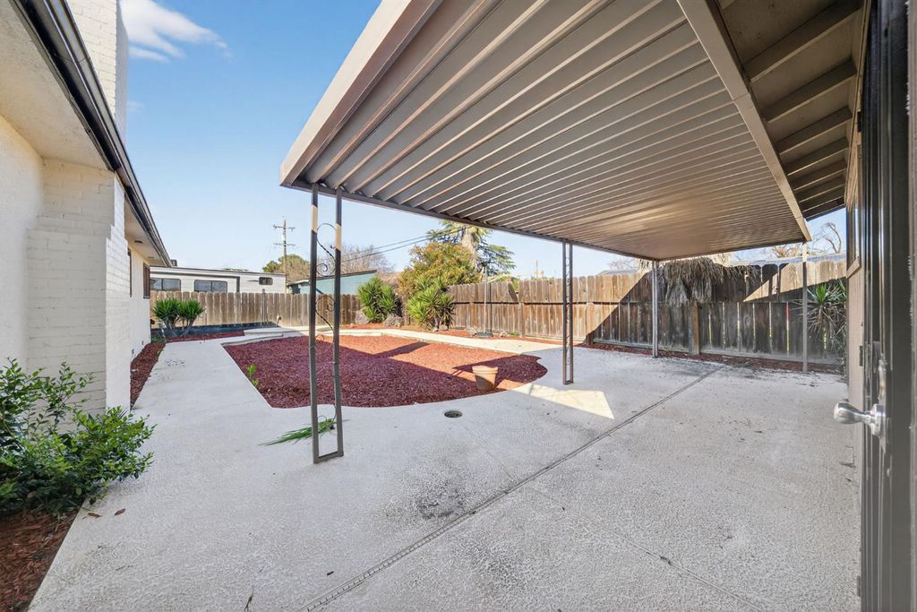 Image 32 of property listing at 5675 E Ashlan Avenue, Fresno, CA 93727