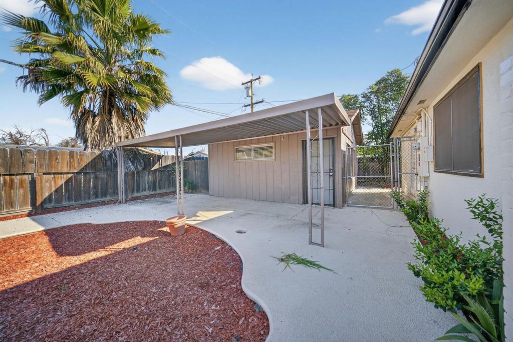 Image 33 of property listing at 5675 E Ashlan Avenue, Fresno, CA 93727