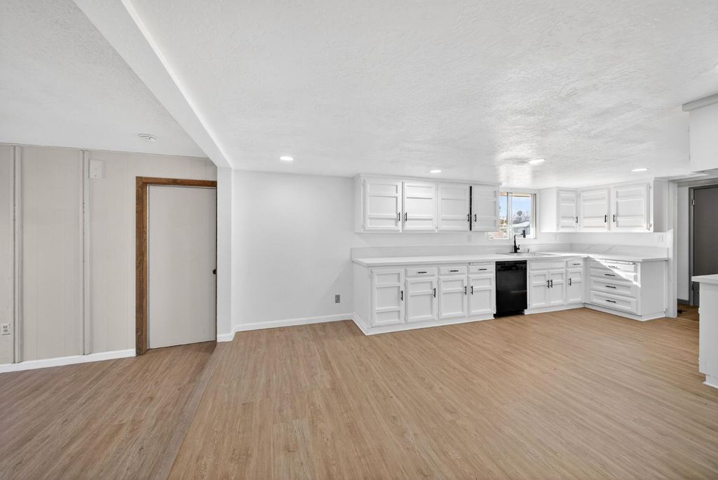 Image 7 of property listing at 5675 E Ashlan Avenue, Fresno, CA 93727