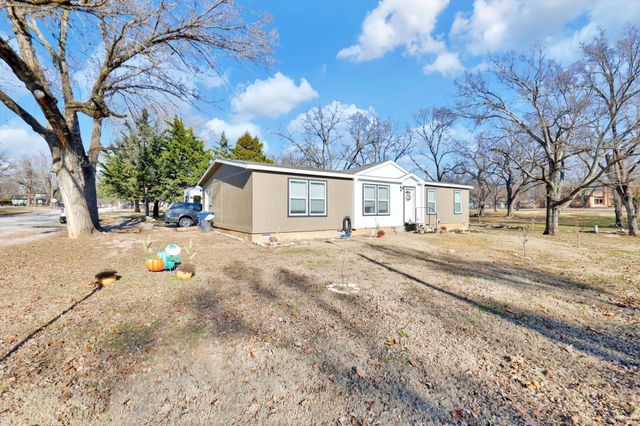 216 W Vine St, Leon, KS 67074