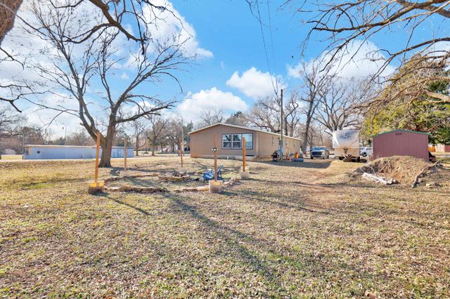 216 W Vine St, Leon, KS 67074