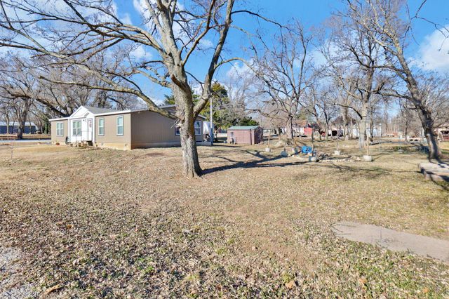 216 W Vine St, Leon, KS 67074