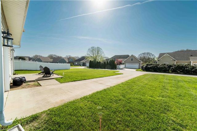 118 Sweetwater Circle, Advance, NC 27006
