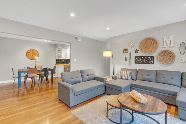 727 KILLARNEY Court 2D, Schaumburg, IL 60193