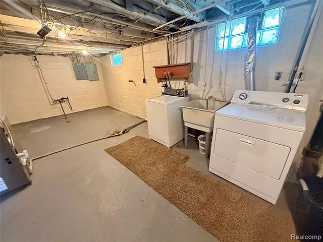 738 W Atherton Road, Flint, MI 48507