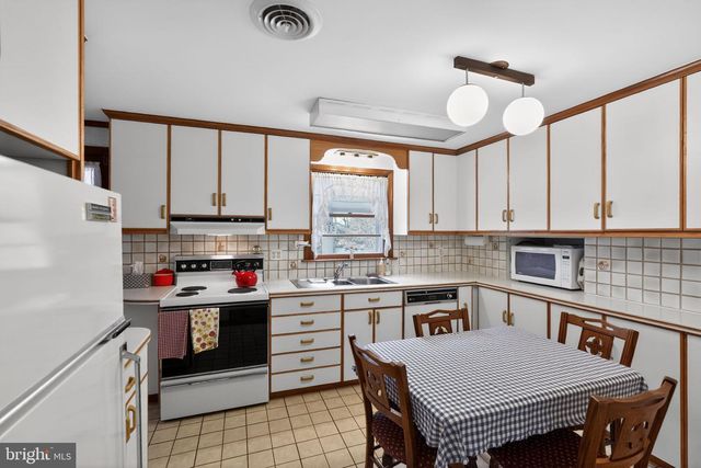 26 LAUREL RD, Southampton, PA 18966