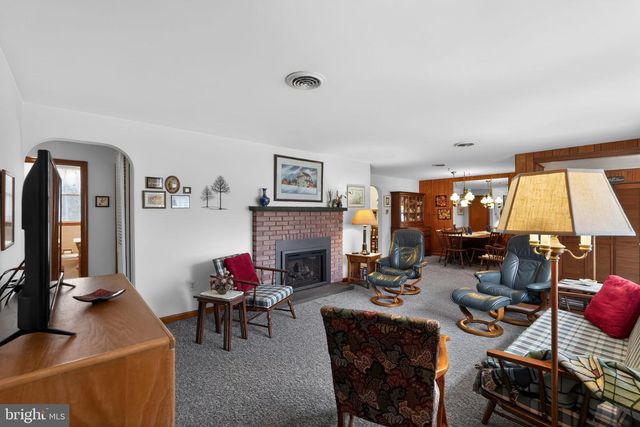 26 LAUREL RD, Southampton, PA 18966