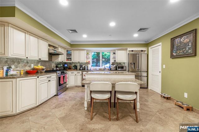 806 Stella Court, Paramus, NJ 07652
