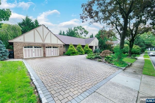 806 Stella Court, Paramus, NJ 07652