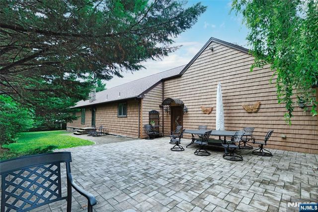 806 Stella Court, Paramus, NJ 07652