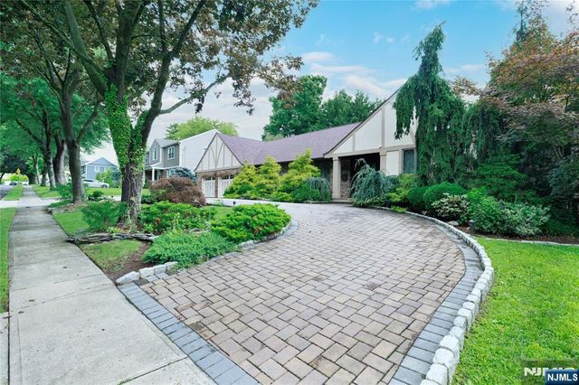 806 Stella Court, Paramus, NJ 07652