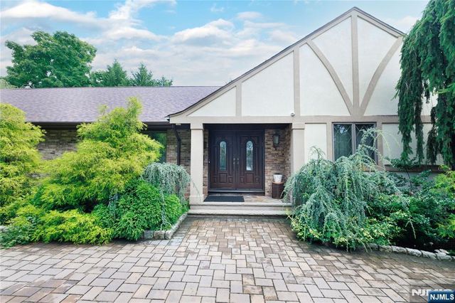 806 Stella Court, Paramus, NJ 07652