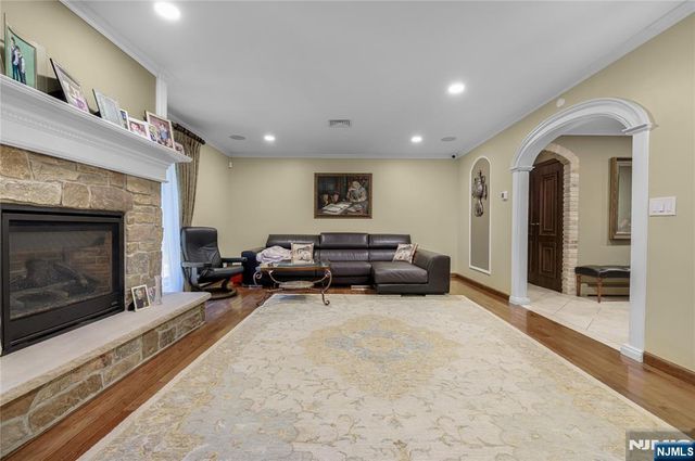 806 Stella Court, Paramus, NJ 07652