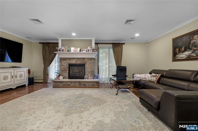 806 Stella Court, Paramus, NJ 07652