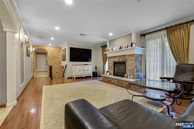 806 Stella Court, Paramus, NJ 07652