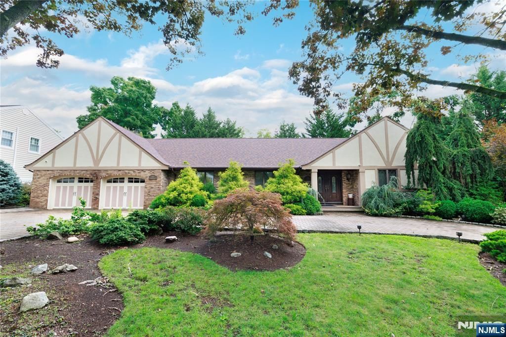 806 Stella Court, Paramus, NJ 07652