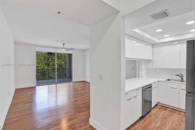 9725 NW 52nd St 406, Doral, FL 33178