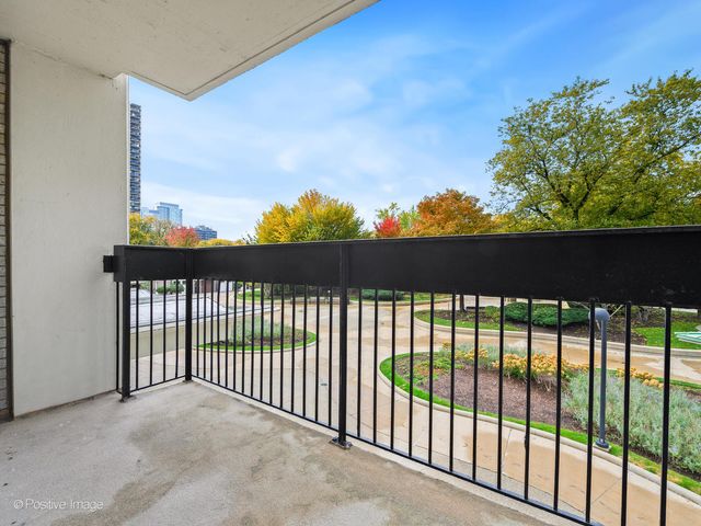 1455 N Sandburg Terrace 209B, Chicago, IL 60610