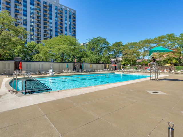 1455 N Sandburg Terrace 209B, Chicago, IL 60610