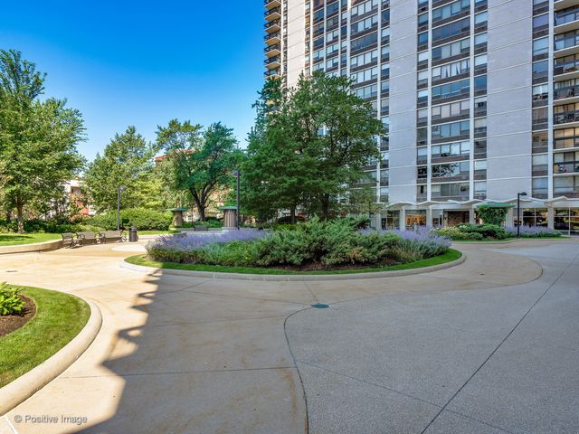 1455 N Sandburg Terrace 209B, Chicago, IL 60610