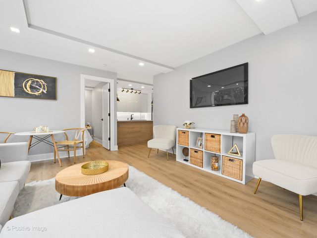 1455 N Sandburg Terrace 209B, Chicago, IL 60610