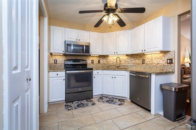 448 Ravencrest Lane 50, Westland, MI 48185